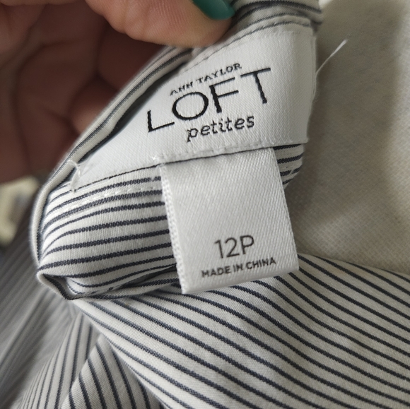 Vintage Loft Button Down Long-Sleeve Collared Top with Ruffle Detail - Picture 5 of 6